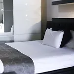 Pebbles Boutique 3*