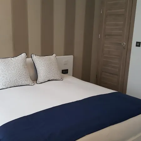 Pebbles Boutique Aparthotel 3*