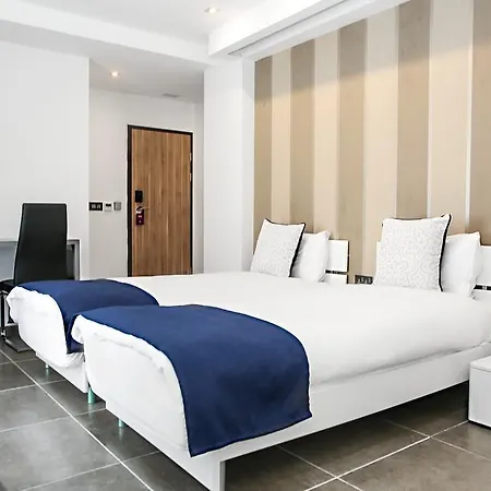Pebbles Boutique 3*